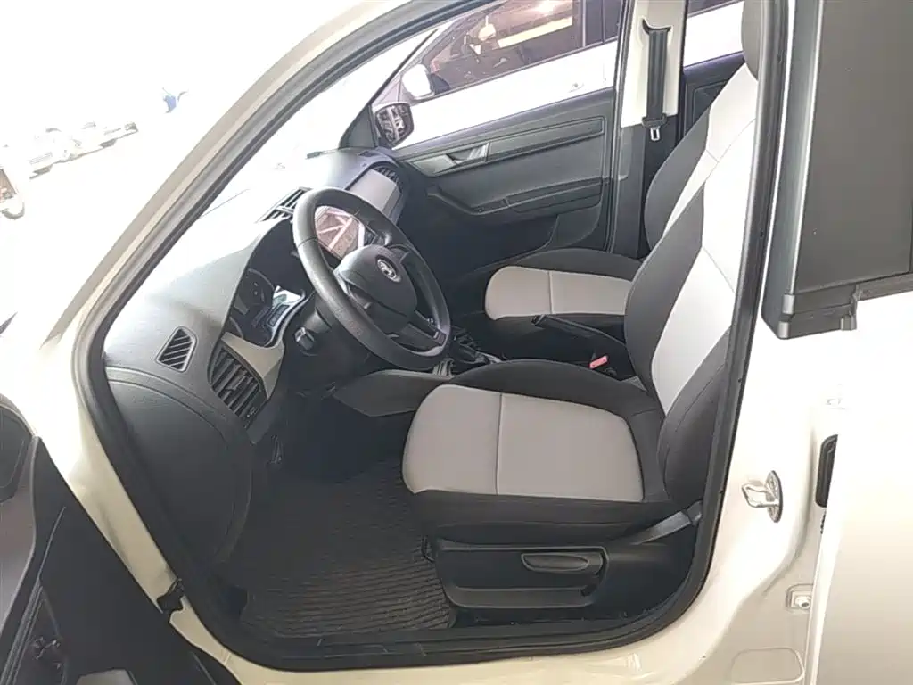 Škoda Fabia 2017 1.4L Auto Car Enjoy Edition фото 15