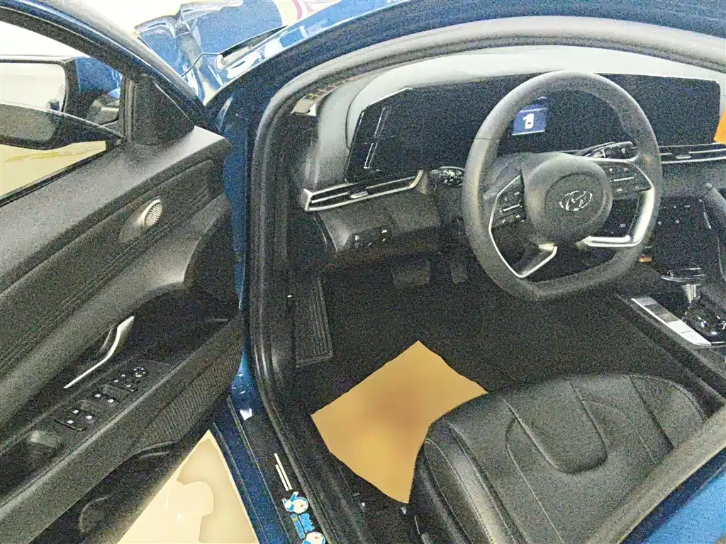 Hyundai Elantra 2021 1.5L CVT LUX Premium Edition фото 16