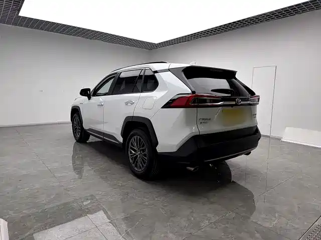 Toyota Wildlander 2023 Hybrid 2.5L E-CVT AWD Premium Edition фото 4