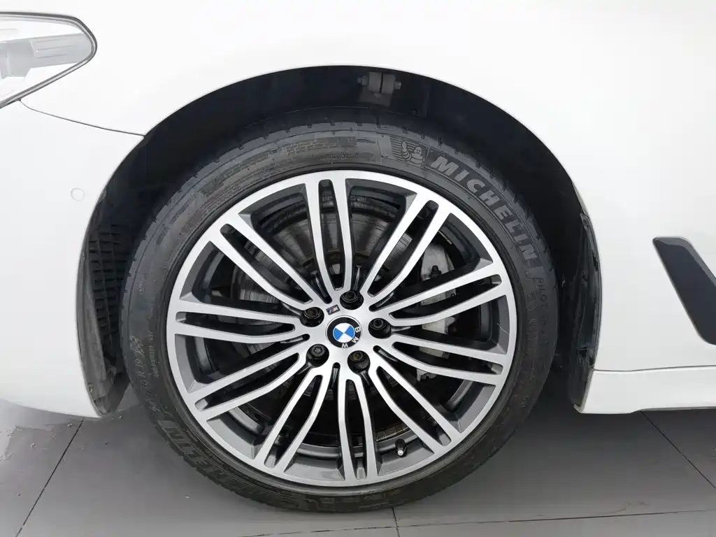 Фото 17 - BMW 5 Series