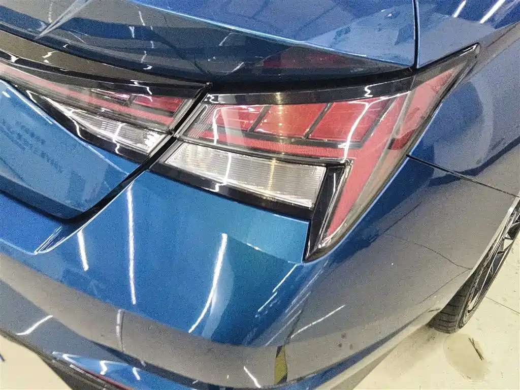 Hyundai Elantra 2021 1.5L CVT LUX Premium Edition фото 8