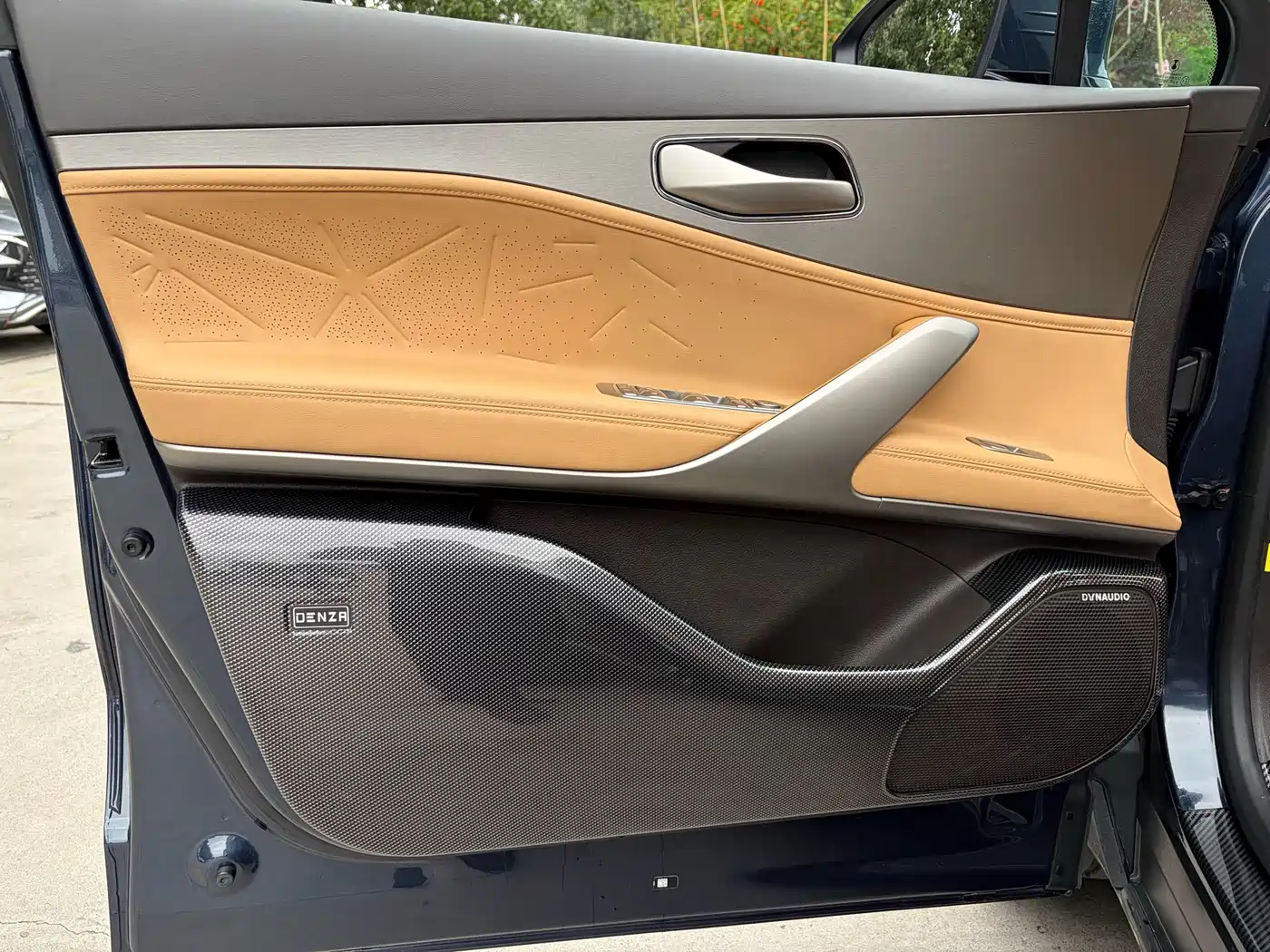 Denza N8 2023 4WD Super Hybrid Flagship 6-seater фото 8