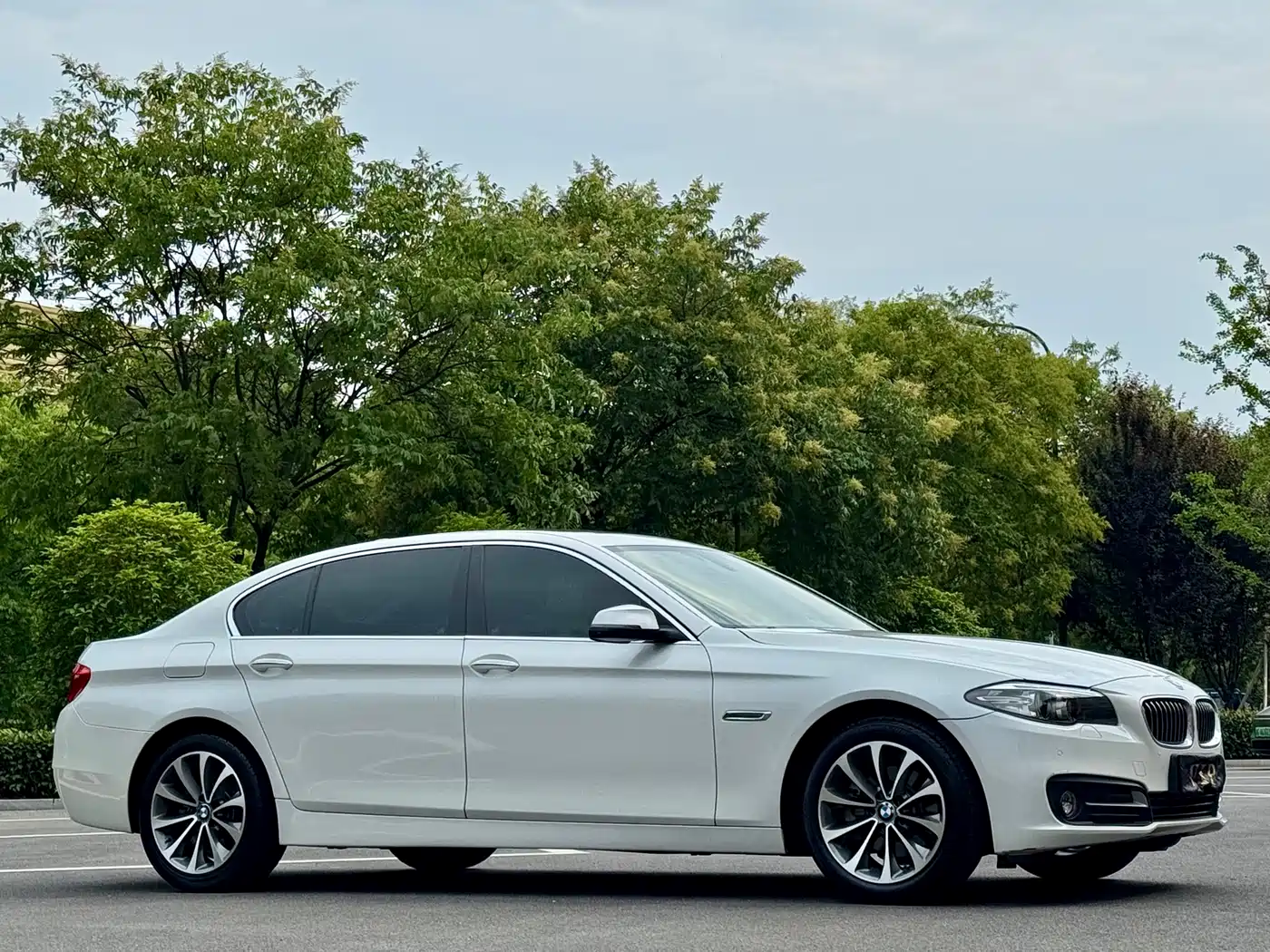 BMW 5 Series 2017 525Li Leading Edition фото 3
