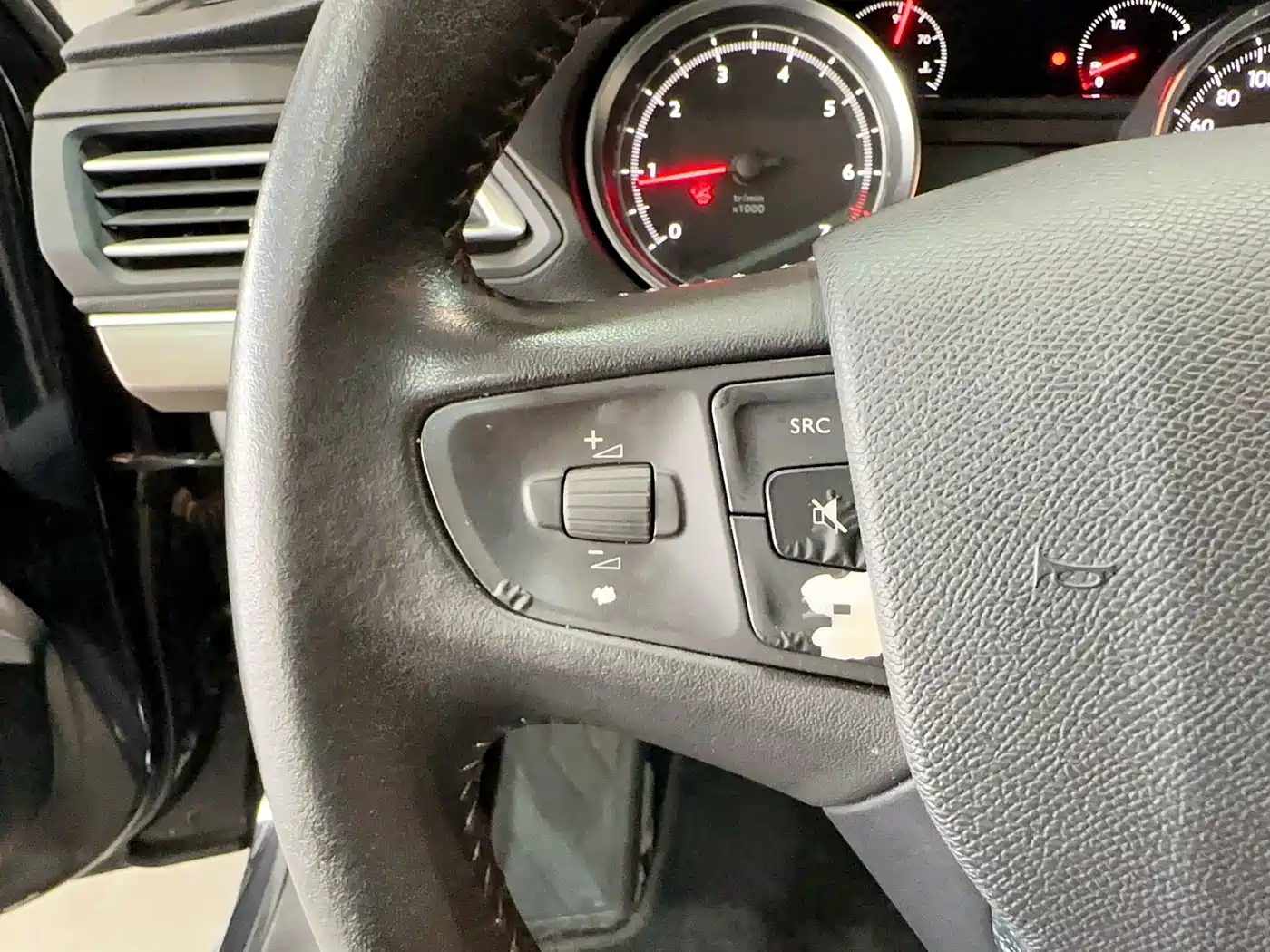 Peugeot 408 2015 Model 1.2T Automatic Luxury Edition фото 12