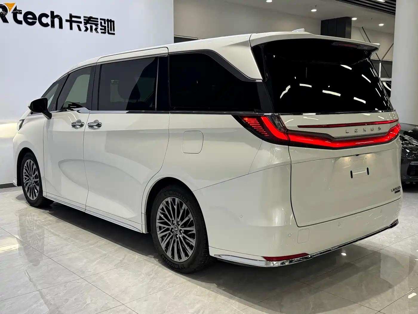 Lexus LM 2023 350h 7-Seater Elegance Edition фото 5
