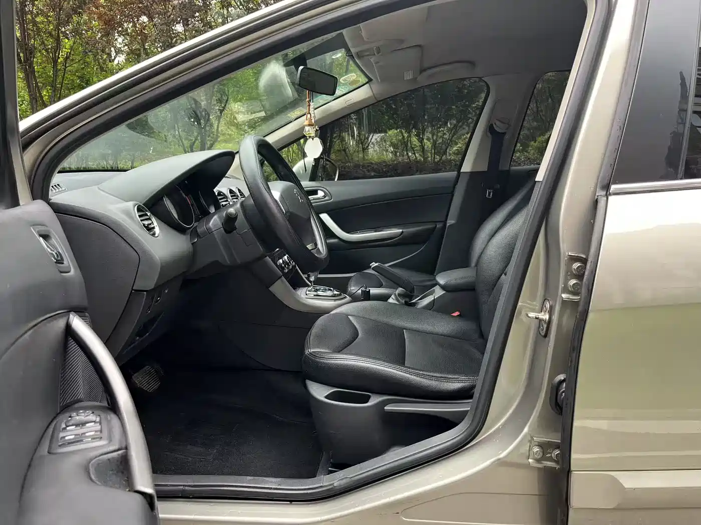 Peugeot 408 2013 2.0L Automatic Comfort Edition фото 8