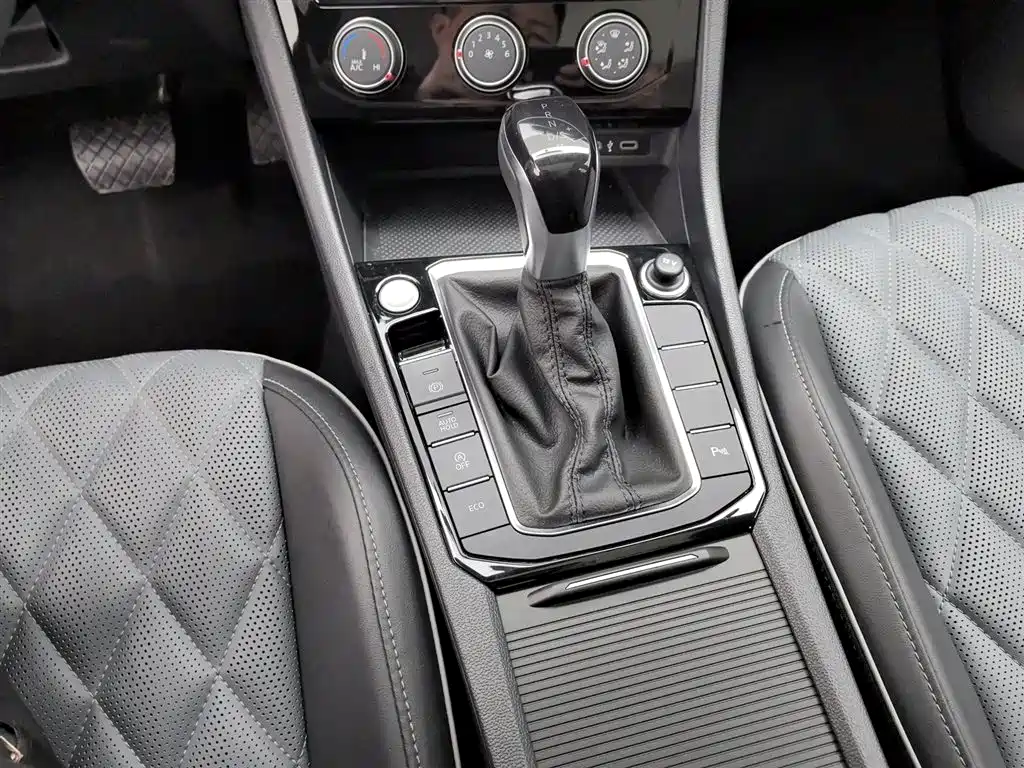 Volkswagen Sagitar 2025 Model Year 3rd Facelift 300TSI DSG Surpassing Edition фото 13