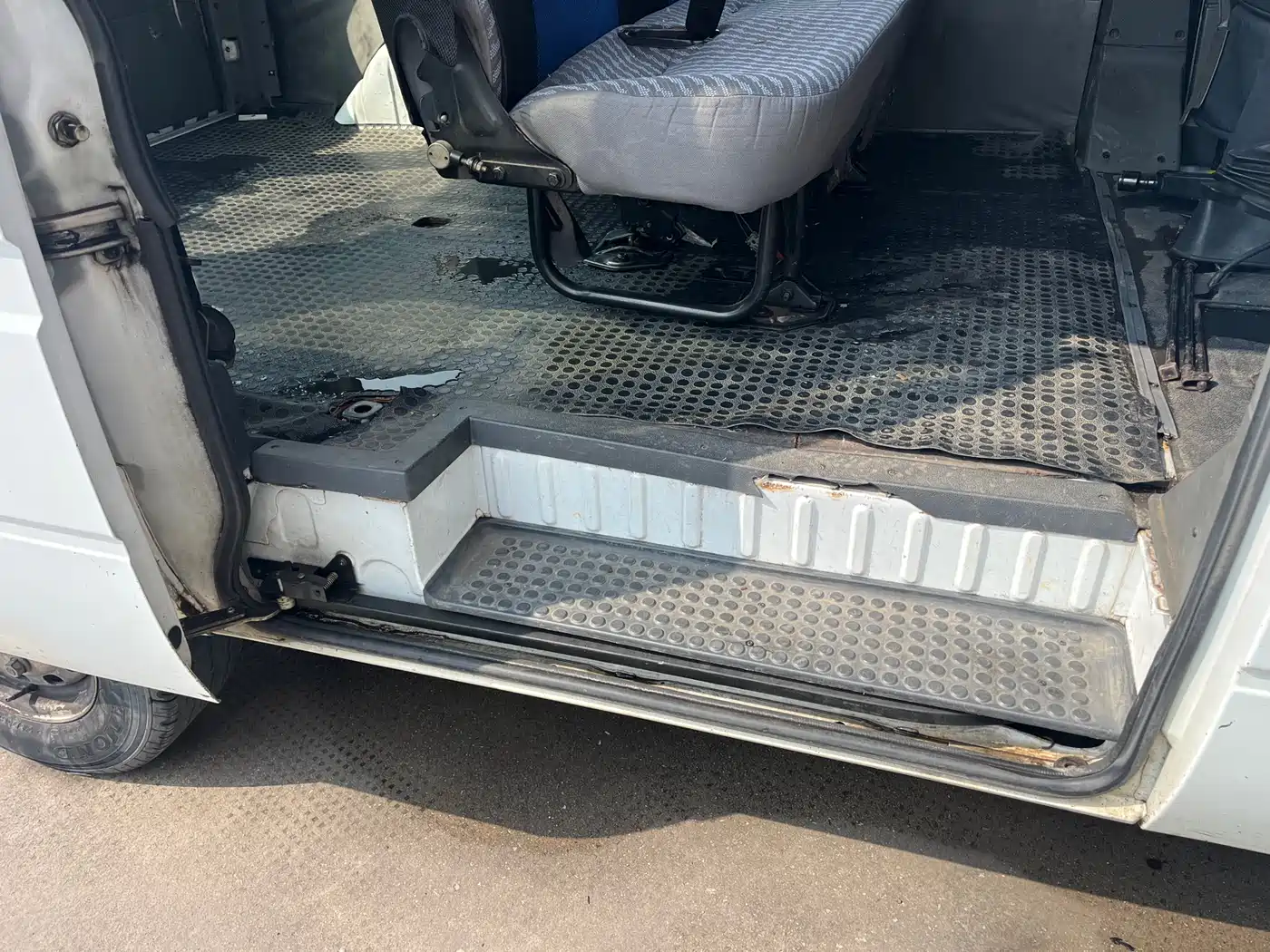 Ford Classic Transit 2015 2015 2.8T Diesel Short Wheelbase 6-Seater Mid-Roof MPV JX493ZLQ4