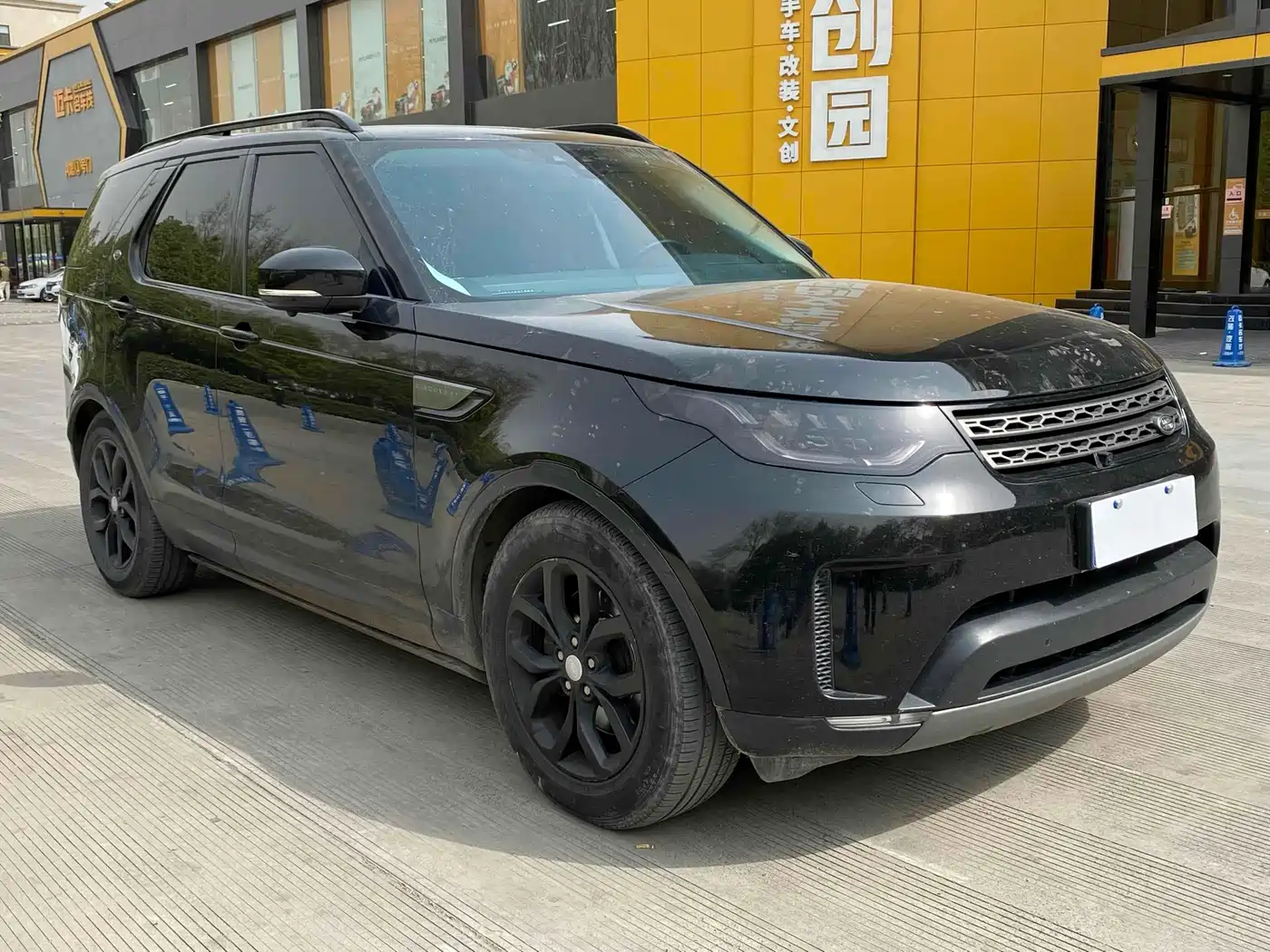 Land Rover Discovery 2017 3.0 SC V6 SE фото 3