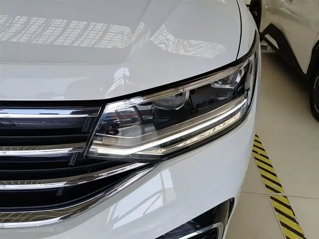 Volkswagen Tiguan L 2022 380TSI Automatic 4WD R-Line Cross Edition 7-Seater фото 24