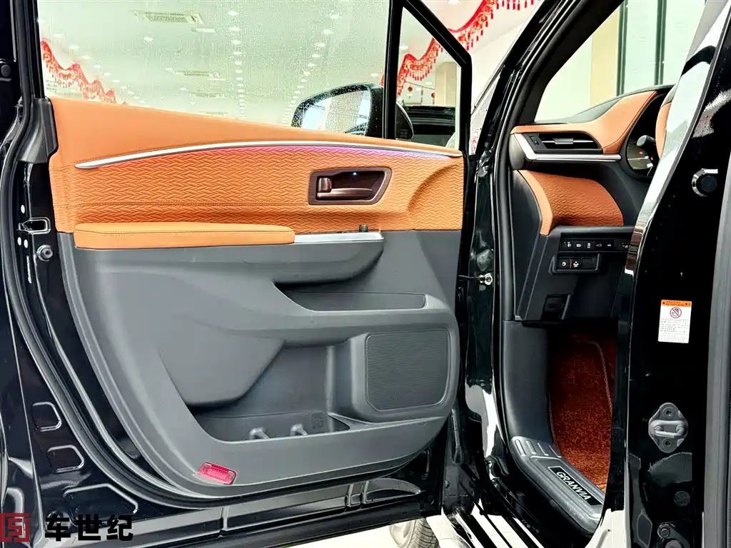 Toyota Granvia 2026 Model 2.5L Hybrid Comfort Edition фото 3