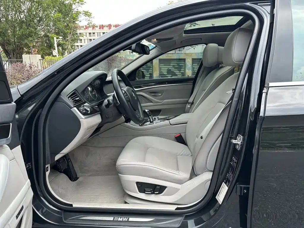 BMW 5 Series 2012 523Li Luxury фото 8