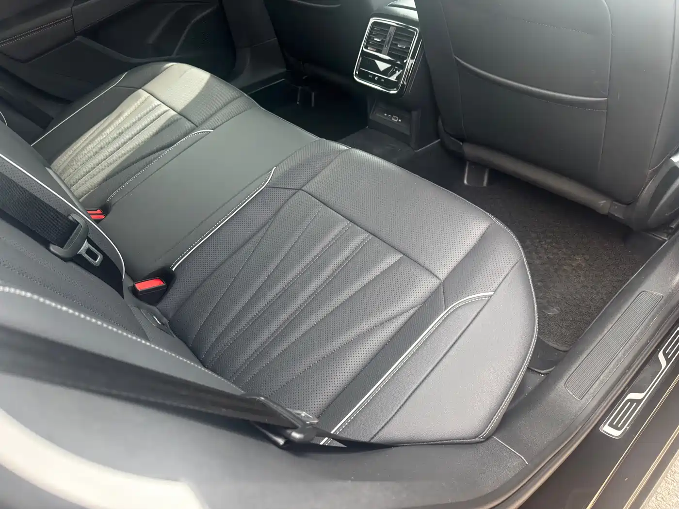 Volkswagen Passat 2024 380TSI Dragon Soaring Edition фото 6