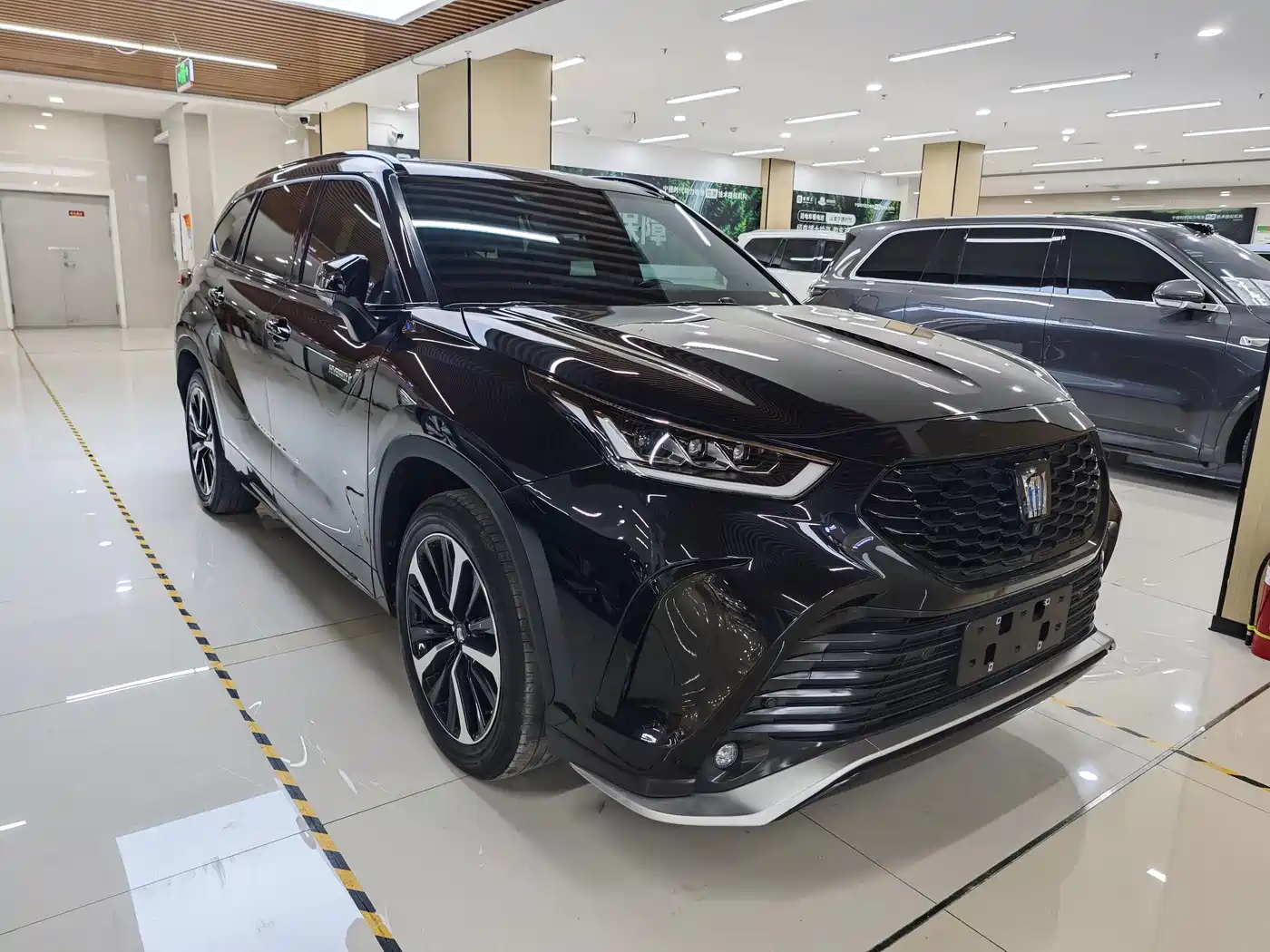 Toyota Crown Kluger 2021 2.5L HEV 4WD Premium фото 3