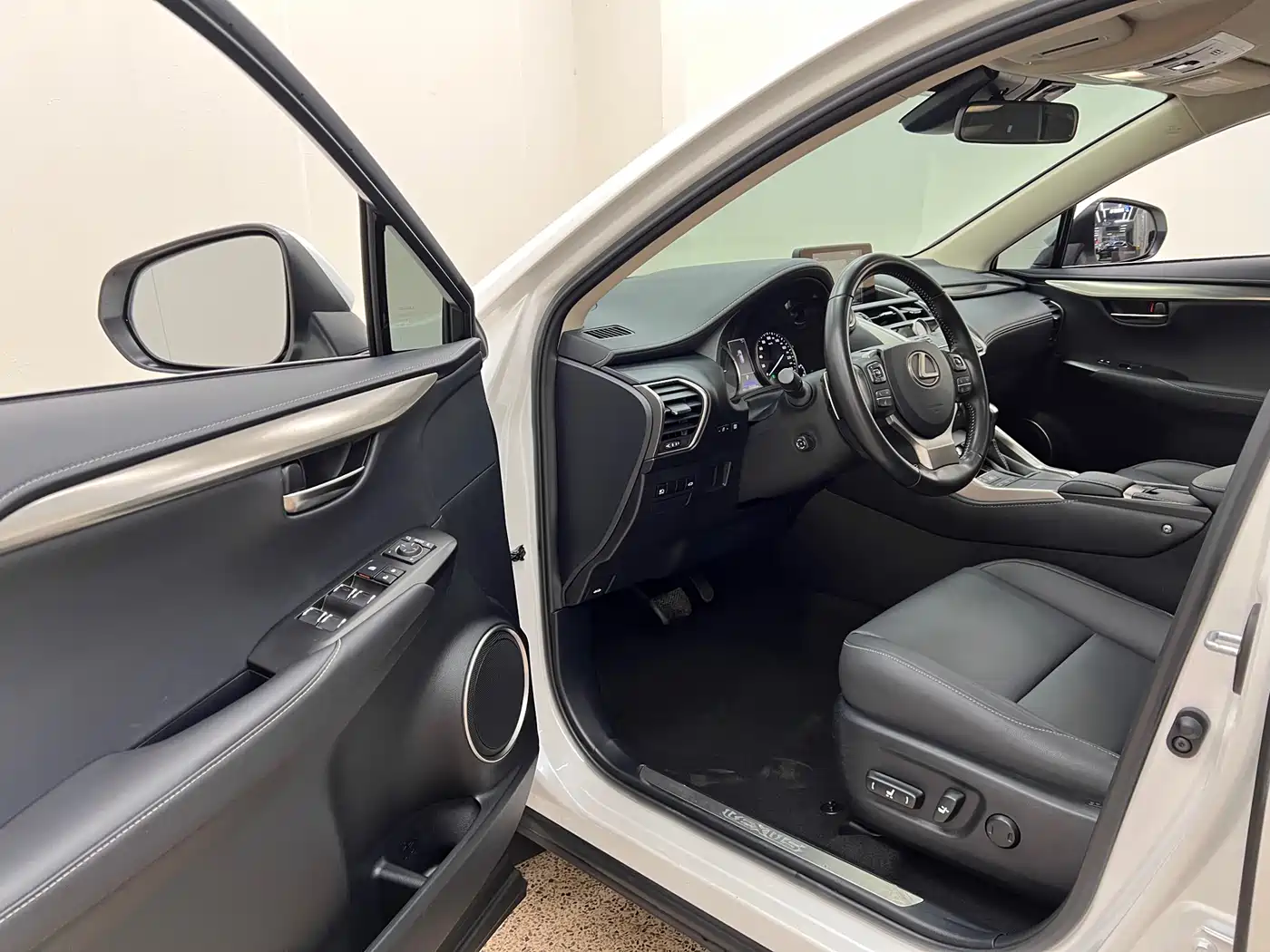 Lexus NX 2020 300h FWD F Sport China VI фото 14