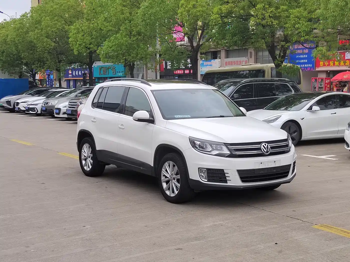 VOLKSWAGEN TIGUAN
