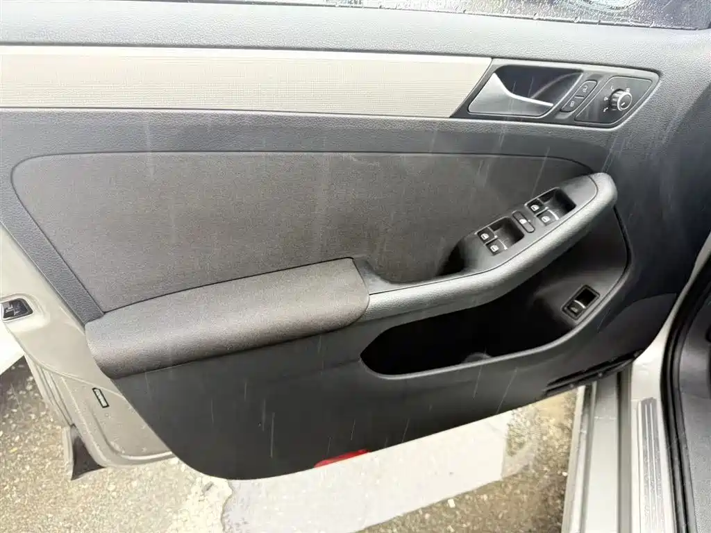 Volkswagen Sagitar 2015 1.6L Automatic Comfort фото 4