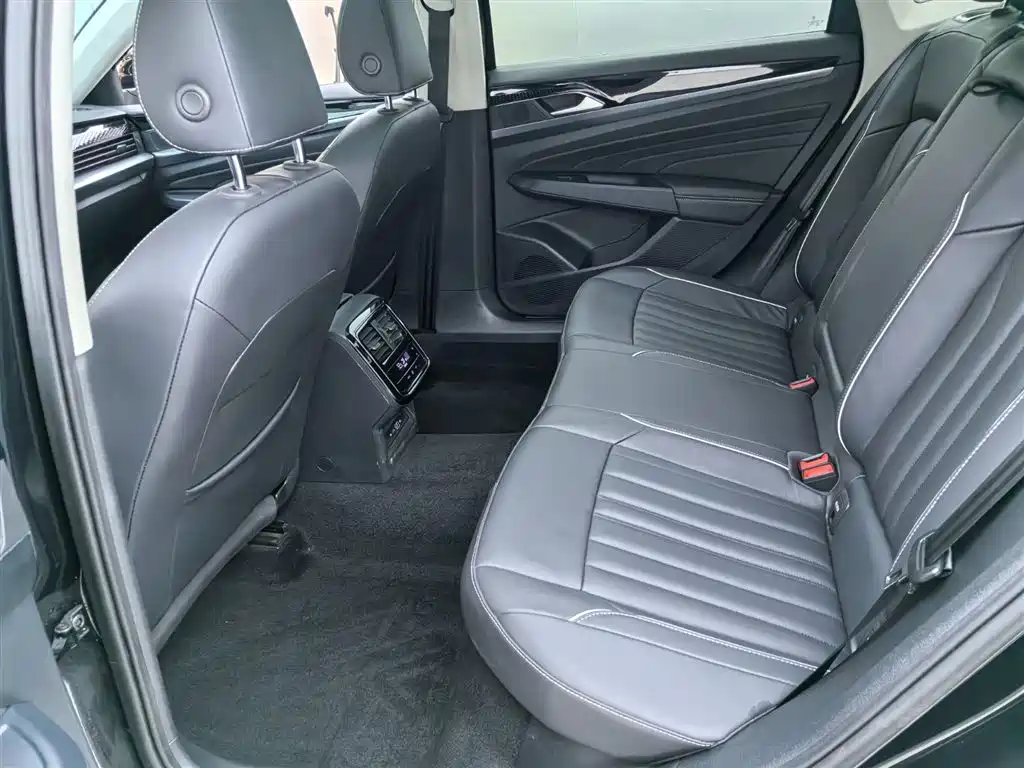 Volkswagen Passat 2023 330TSI Starlight Elite Edition фото 11