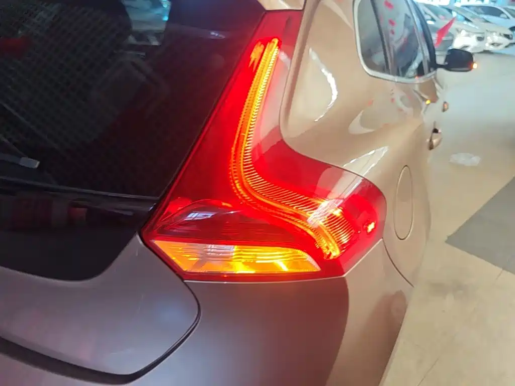 Фото 8 - Volvo V40