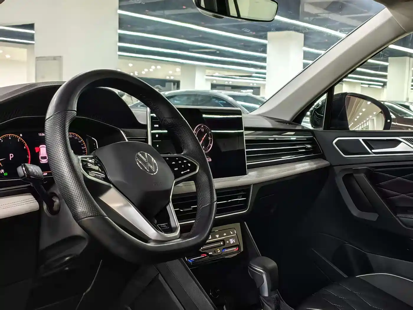 Volkswagen Tiguan L 2023 330TSI Auto 2WD R-Line Premium Edition фото 4