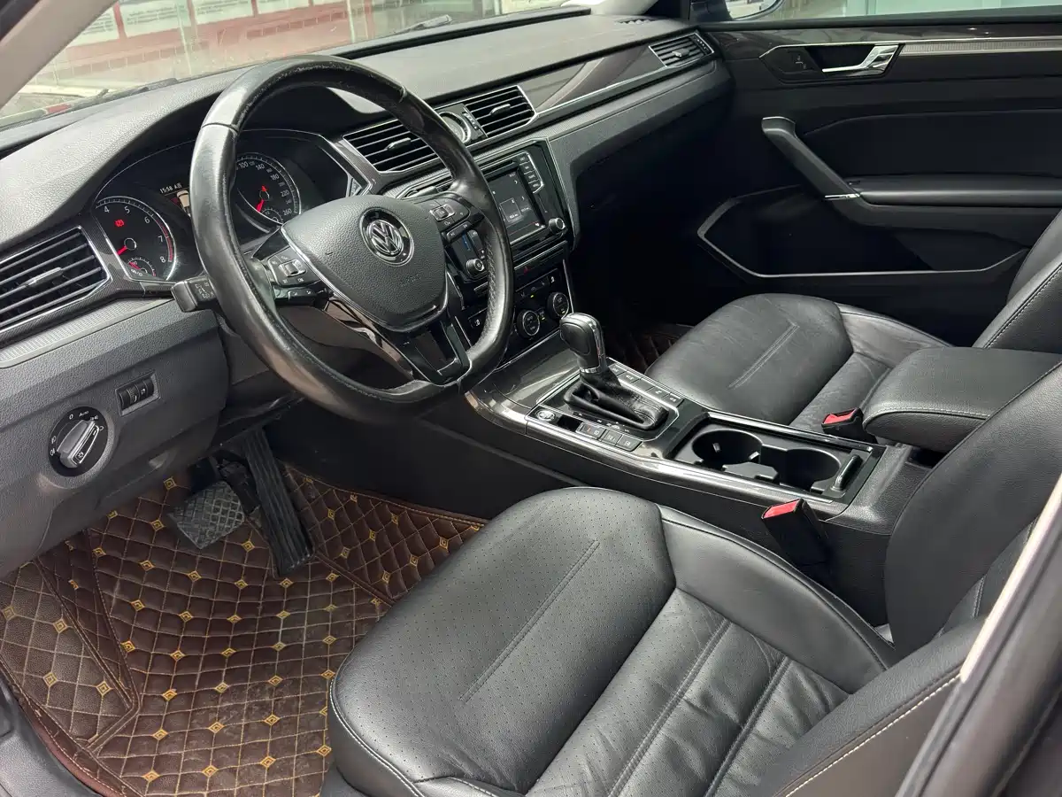 Volkswagen Passat 2017 330TSI DSG Luxury фото 7