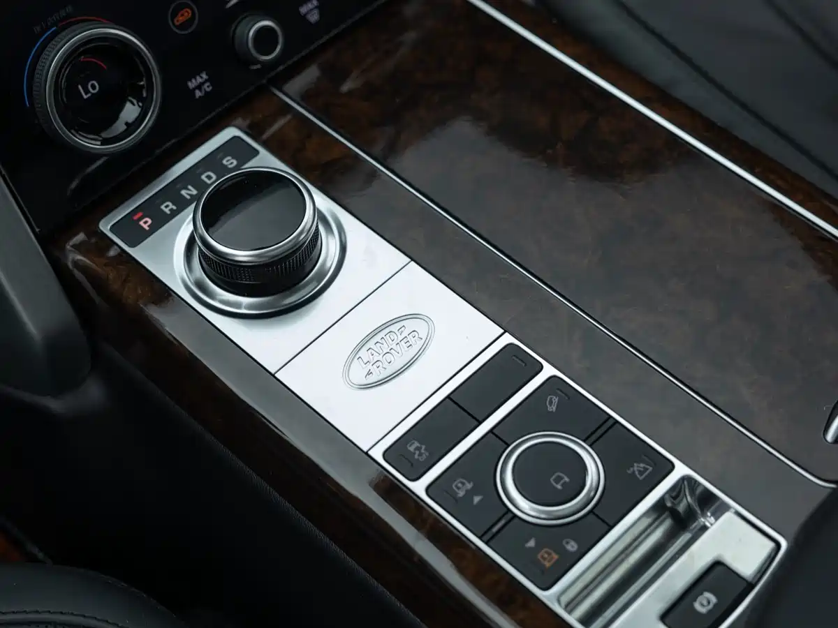 Land Rover Range Rover 2020 3.0 L6 Heritage Extended Edition фото 15