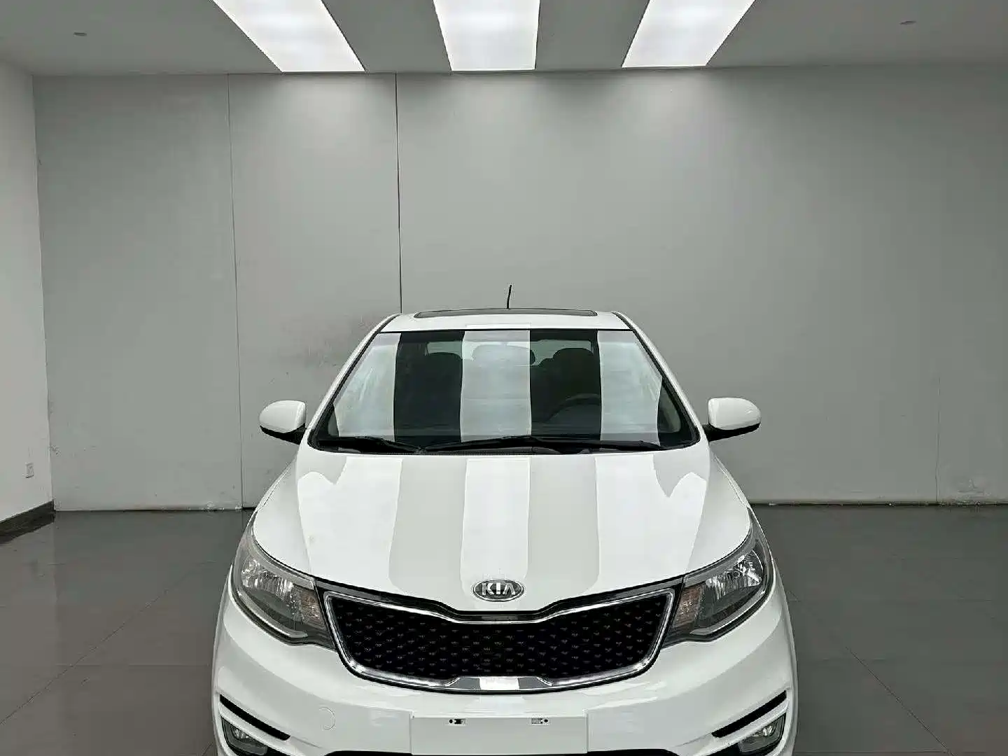 Photo 2 - Kia K2