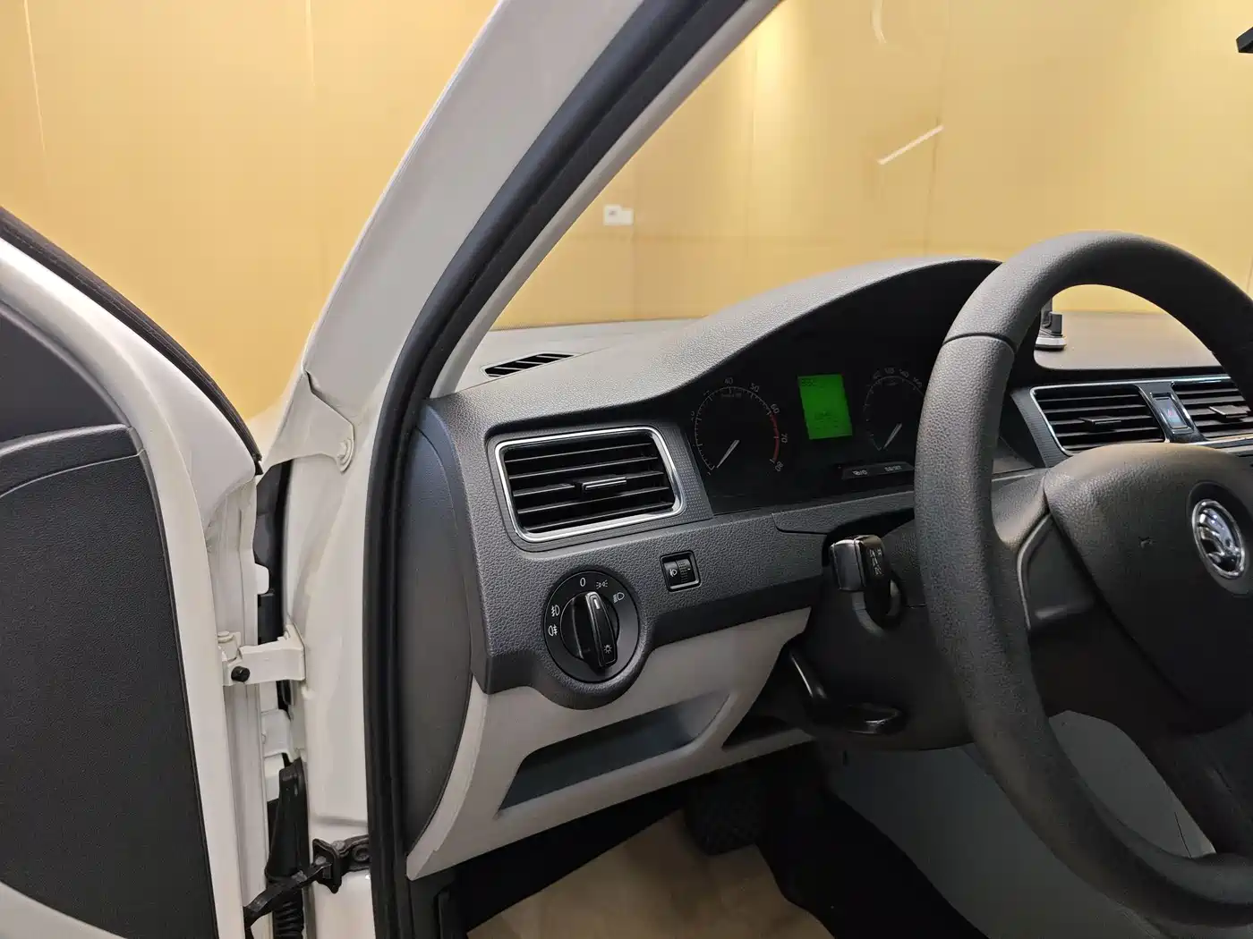Škoda Rapid 2016 1.6L Automatic Pioneer Edition фото 11