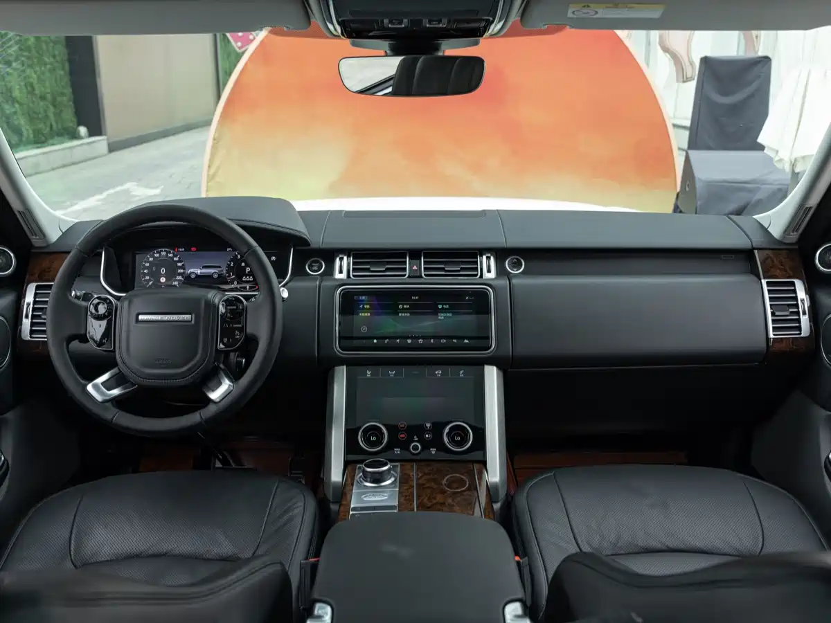 Land Rover Range Rover 2020 3.0 L6 Heritage Extended Edition фото 11