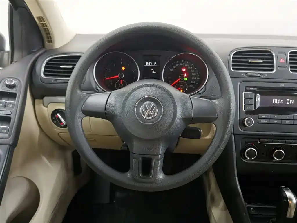 Volkswagen Golf 2011 Model 1.6 Automatic Fashion фото 11