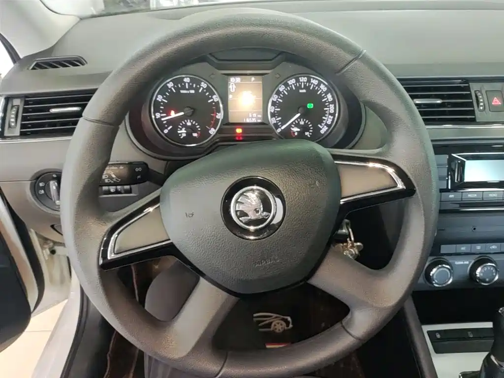 Škoda Octavia 2016 1.6L Automatic Pioneer Edition фото 11