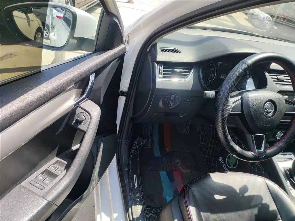 Škoda Octavia 2018 TSI230 DSG Comfort Edition фото 16