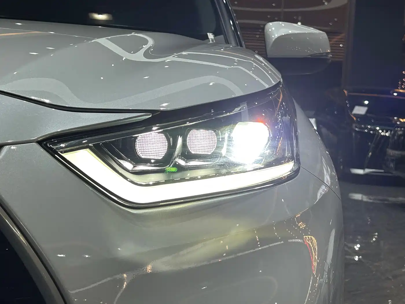 Toyota Highlander 2023 2.5L Smart Hybrid Dual Engine AWD Premium 7-Seater фото 14