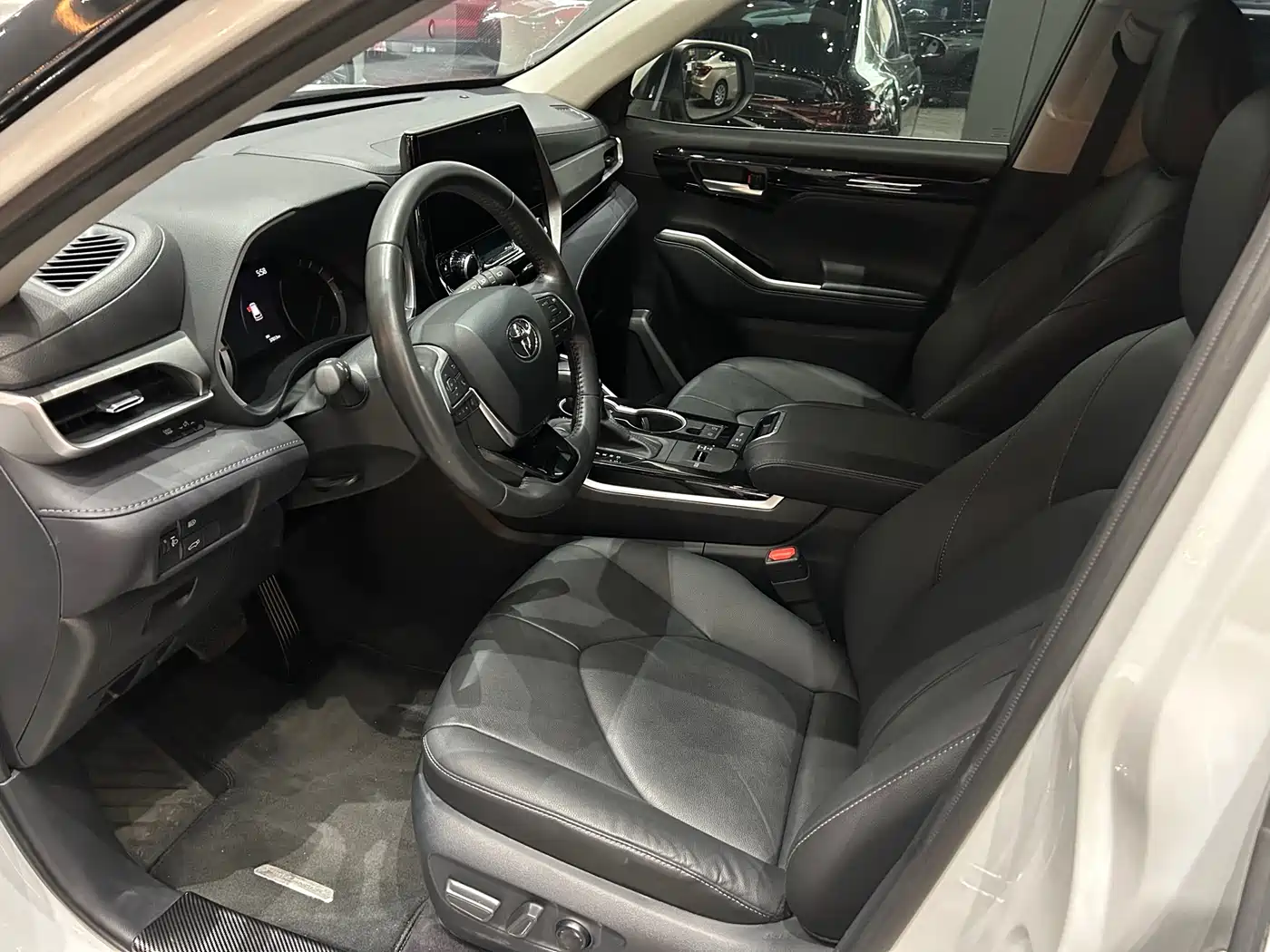 Toyota Highlander 2023 2.5L Smart Hybrid Dual Engine AWD Premium 7-Seater фото 7