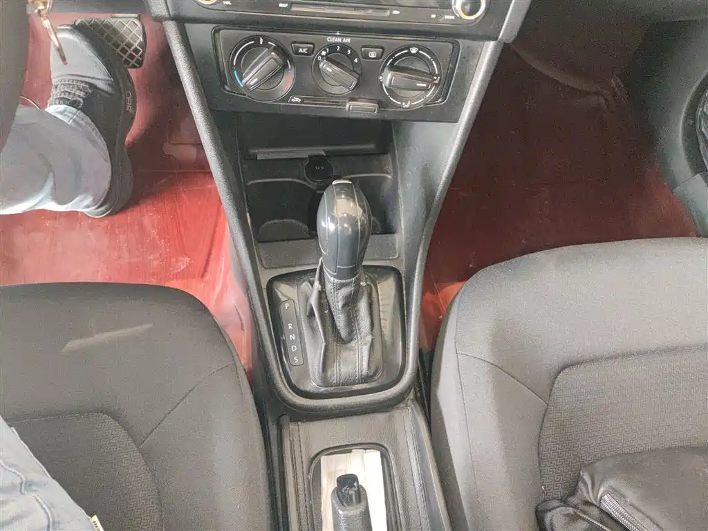 Volkswagen Santana 2015 1.6L Automatic Trend Edition фото 14