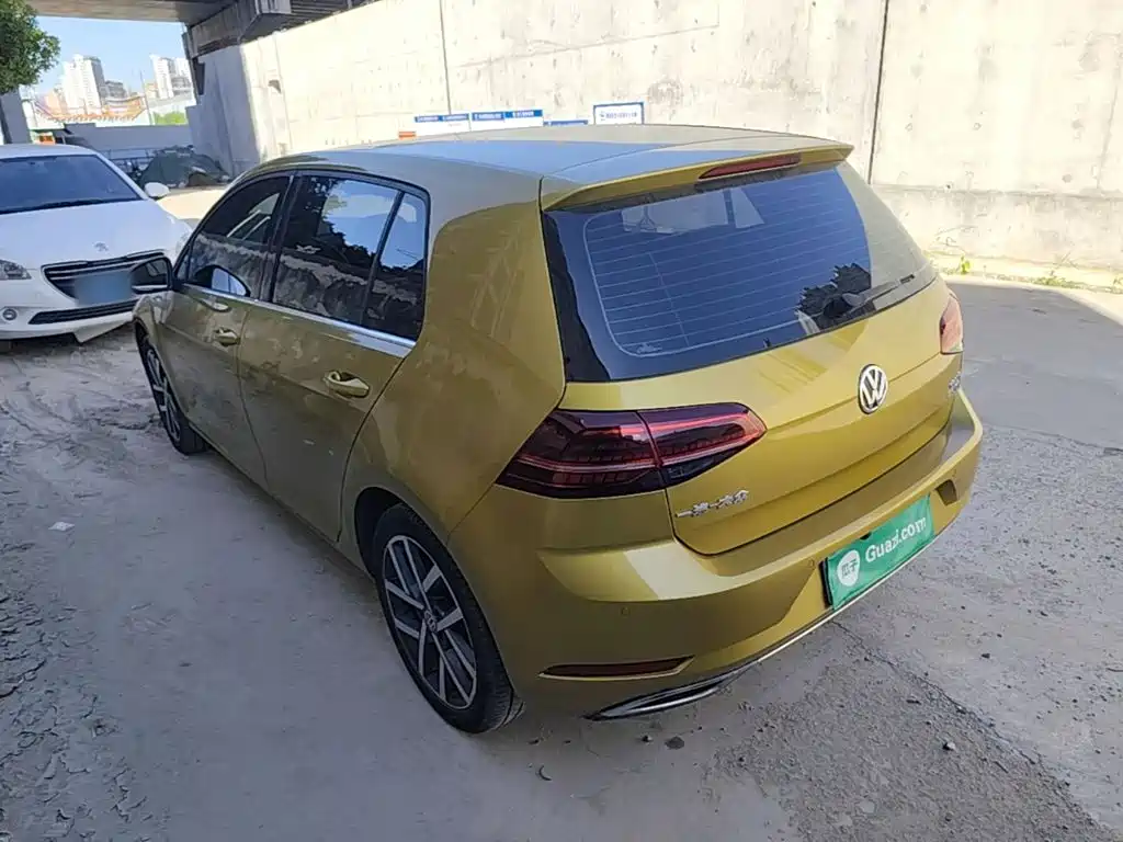Photo 5 - Volkswagen Golf