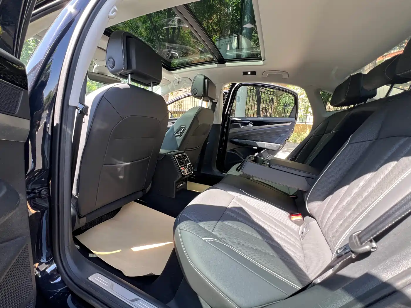 Volkswagen Passat 2024 380TSI Luxury фото 3