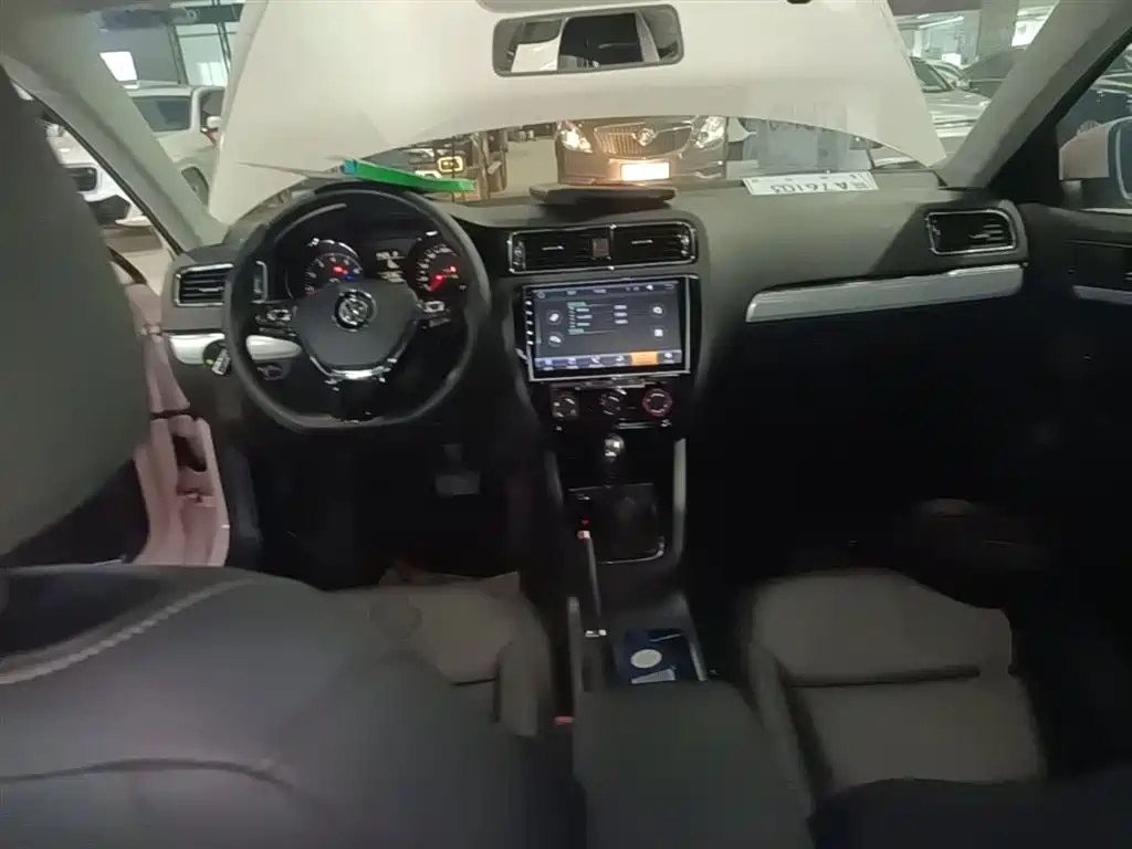 Volkswagen Sagitar 2017 1.6L Automatic Comfort фото 10