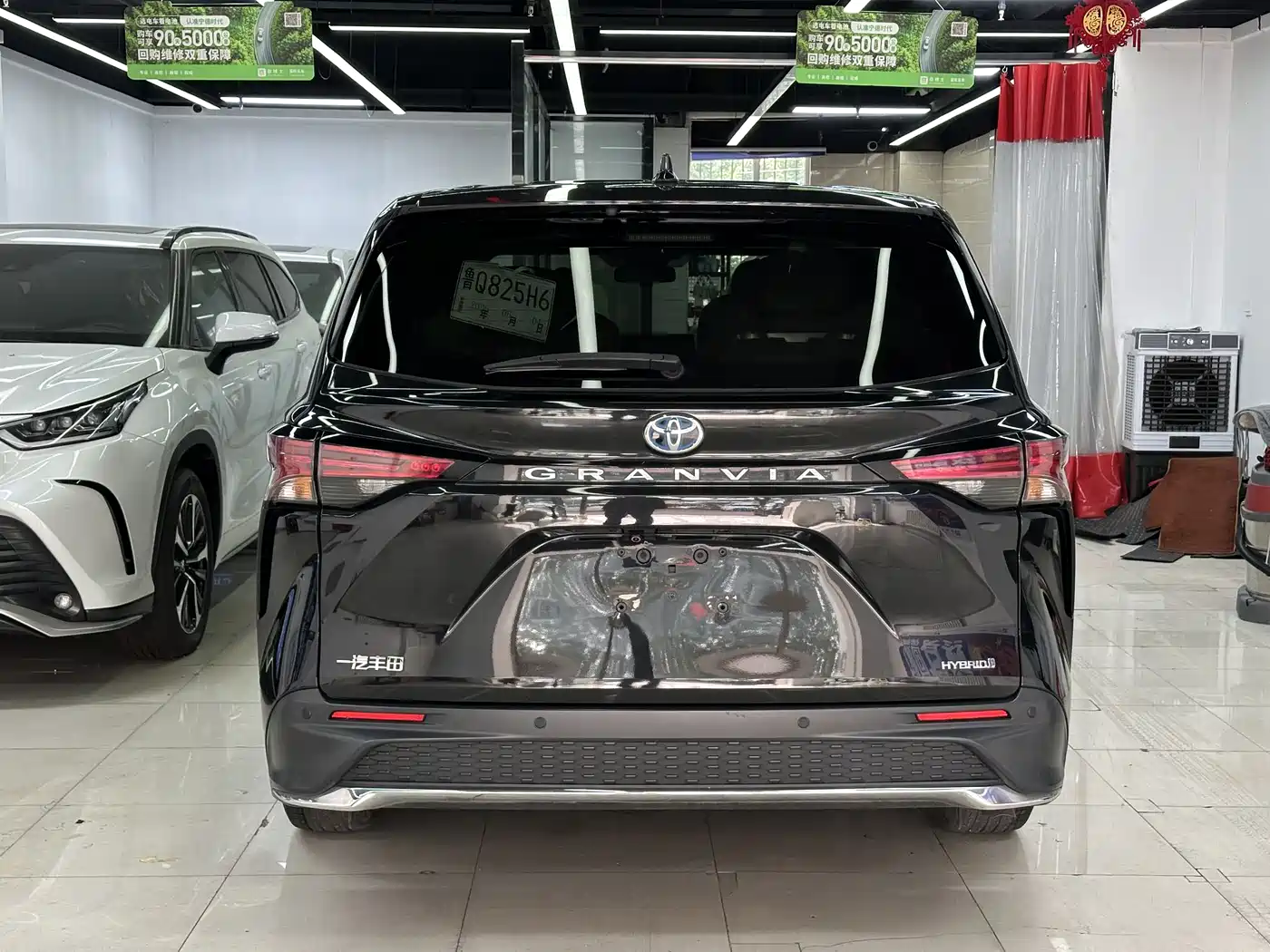 Toyota Granvia 2023 2.5L Hybrid Comfort Edition фото 6