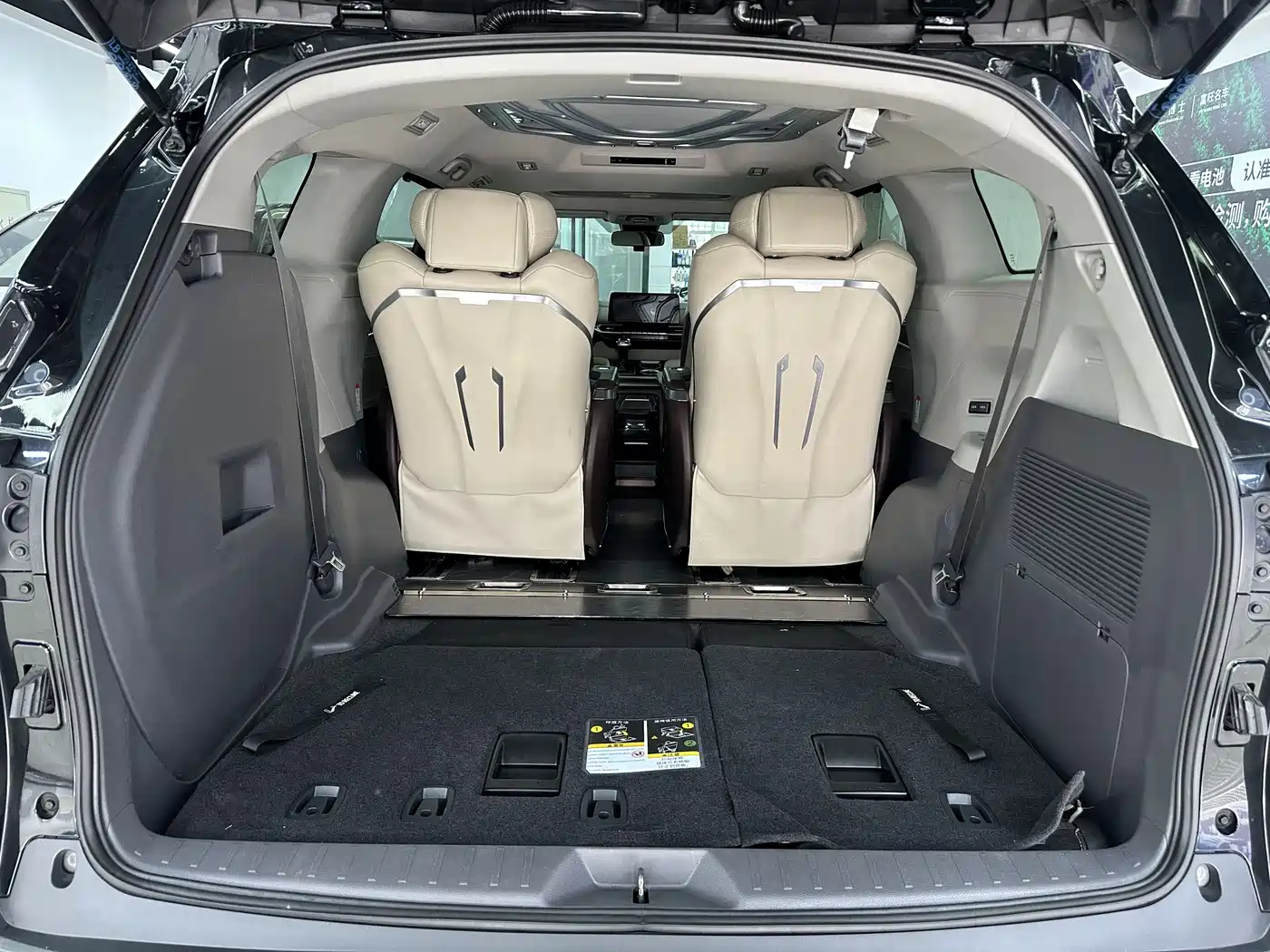 Toyota Granvia 2023 2.5L Hybrid Comfort Edition фото 17