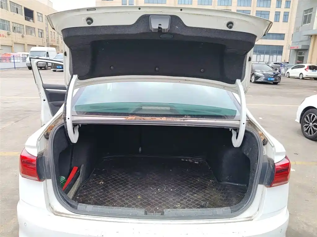 VOLKSWAGEN BORA