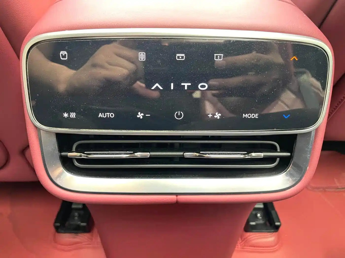 AITO Wenjie AITO M8 2025 Model Extended Range Max+ Edition 53.4kWh 6-Seater фото 14