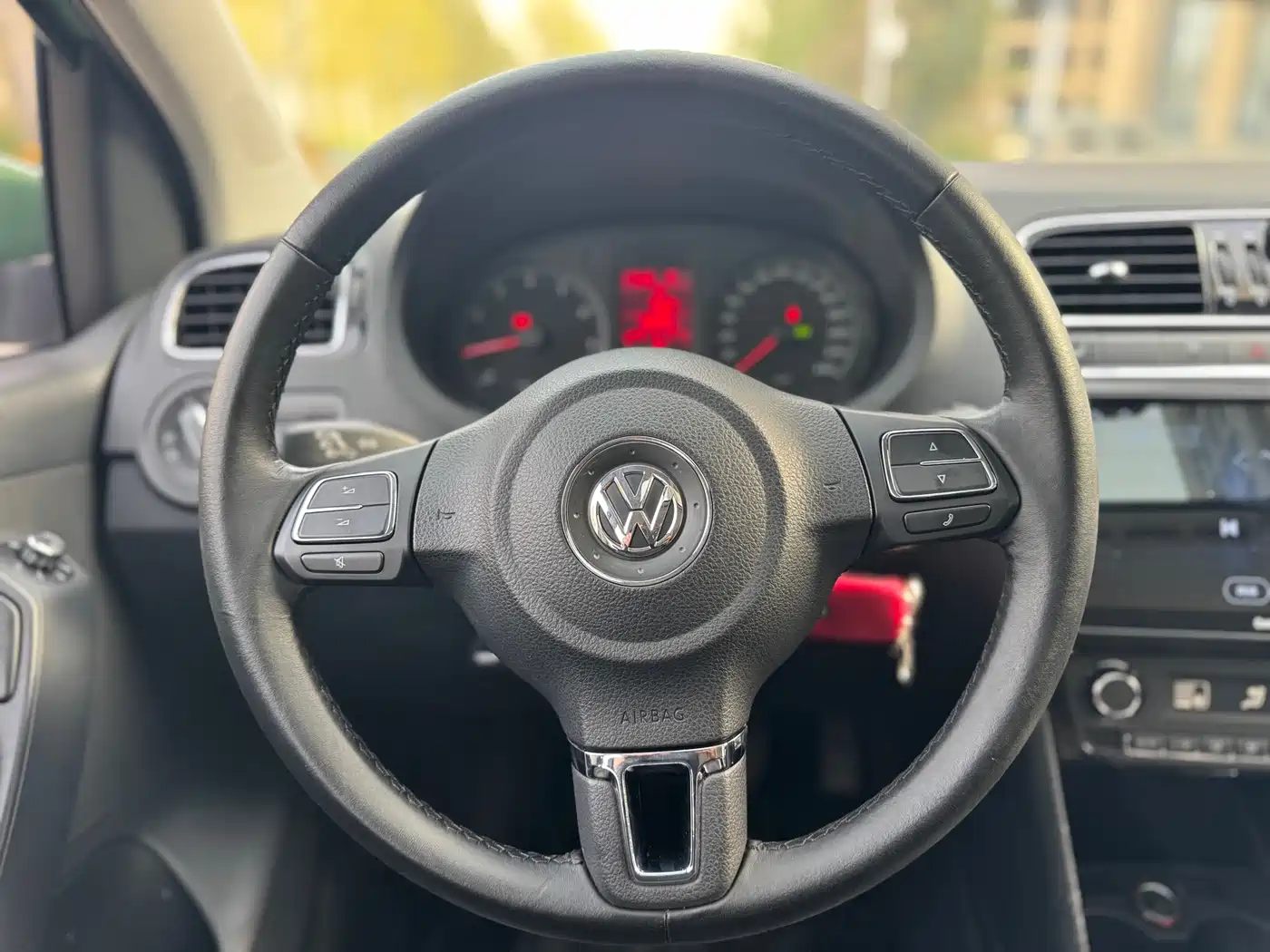 Volkswagen Polo 2014 1.4L Automatic Luxury Edition фото 13