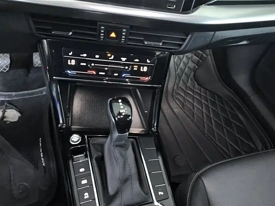 Volkswagen Passat 2023 330TSI Starlight Elite Edition фото 16