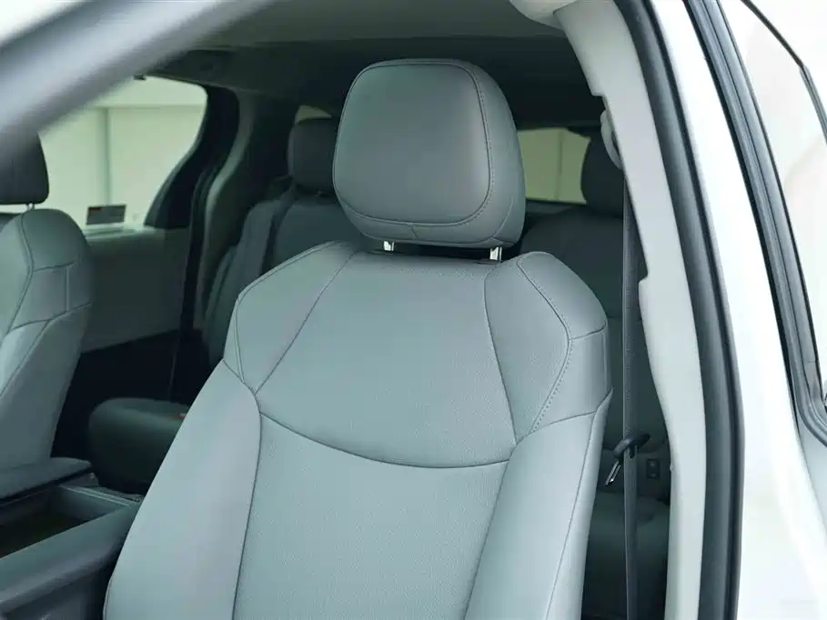 Toyota Granvia 2024 2.5L Hybrid Comfort фото 14
