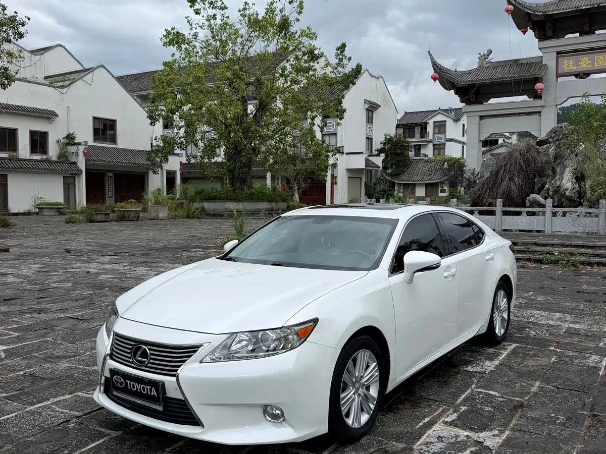 Фото 1 - Lexus ES