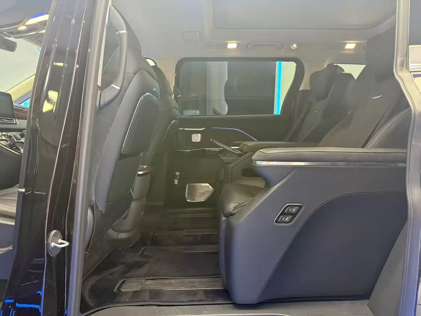 Hongqi HQ9 PHEV 2024 Model 2.0T AWD Luxury Edition фото 18