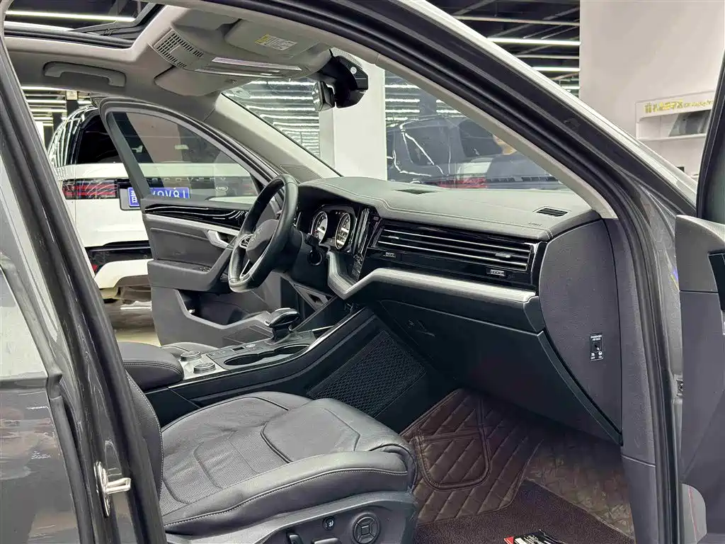 VOLKSWAGEN TOUAREG