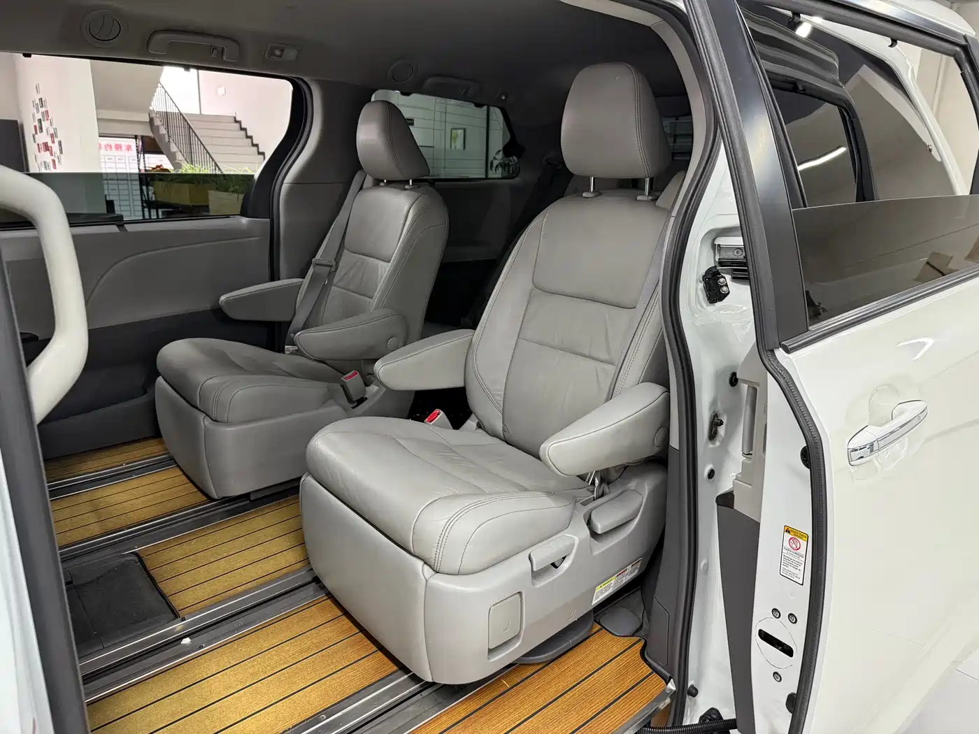 Toyota Sienna 2015 3.5L 2WD LE фото 3