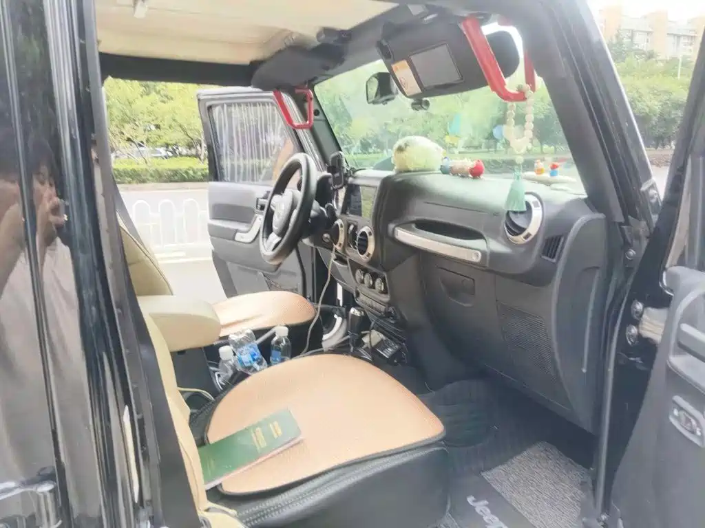 Photo 13 - Jeep Wrangler